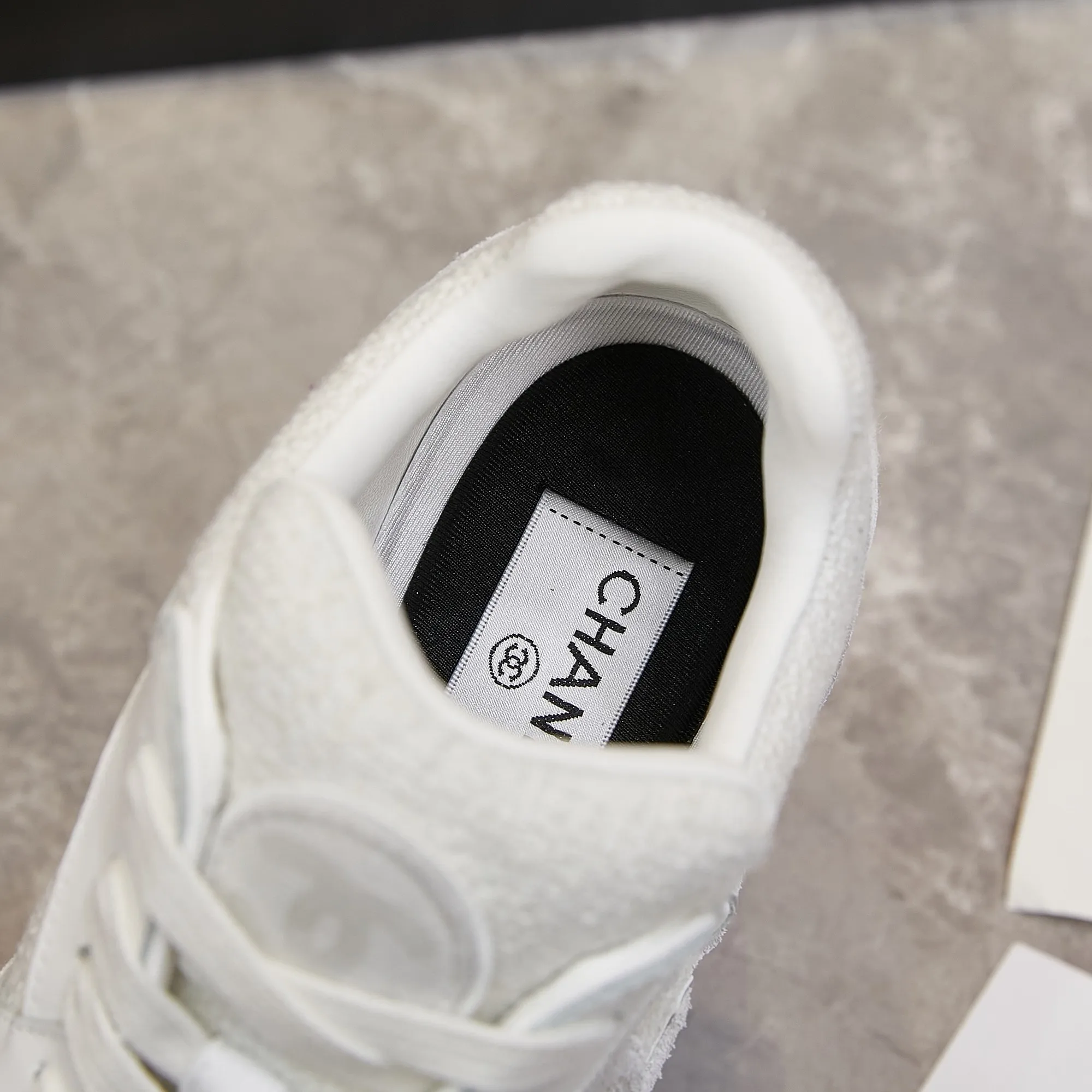 Men's shoes pP700! Chanel Chanel - 2024 counter top casual sneakers This classic design; the upper is embroidered with various techniques; the outsole is fashionable and sporty; the outsole is stylish and sporty; it incorporates a variety of color matching elements... The diversified mix and match is very good-looking and versatile, casual, fashionable, sports, and outdoor can be taken into account... ꫛꫀꪝ Go➫ Material: ❶Upper made of: original imported high silk cowhide suede + small fragrance fabric ❷Inner use: Original imported breathable sheepskin lining ❸ Outsole based on: Original TPU combination outsole Special counter boutique packaging complete set Women 35–41 Men 38-45